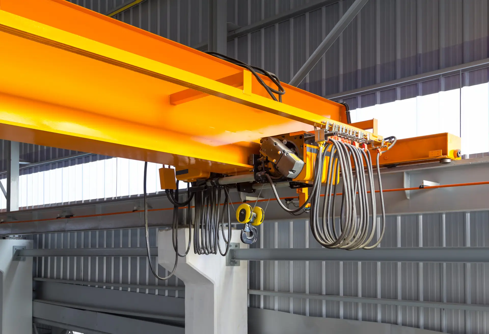 Factory overhead crane installation on rail, can movement to every where in factory area.