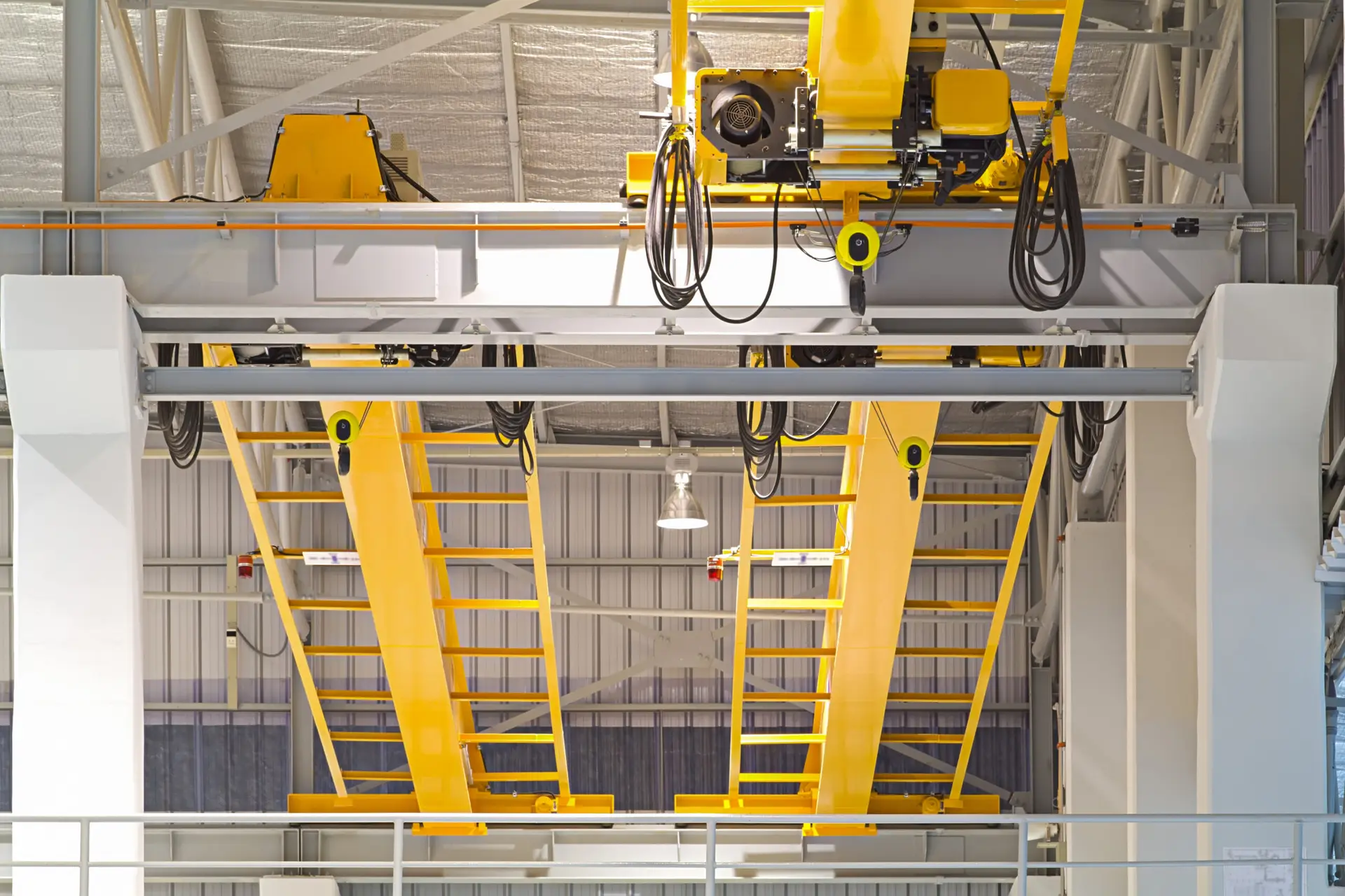 Factory overhead crane installation on rail, can movement to every where in factory area.